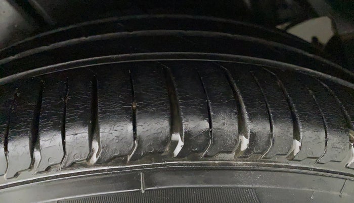 2014 Maruti Ertiga VXI, Petrol, Manual, 52,106 km, Left Front Tyre Tread