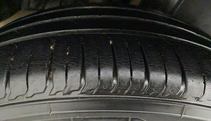 2014 Maruti Ertiga VXI, Petrol, Manual, 52,106 km, Right Rear Tyre Tread
