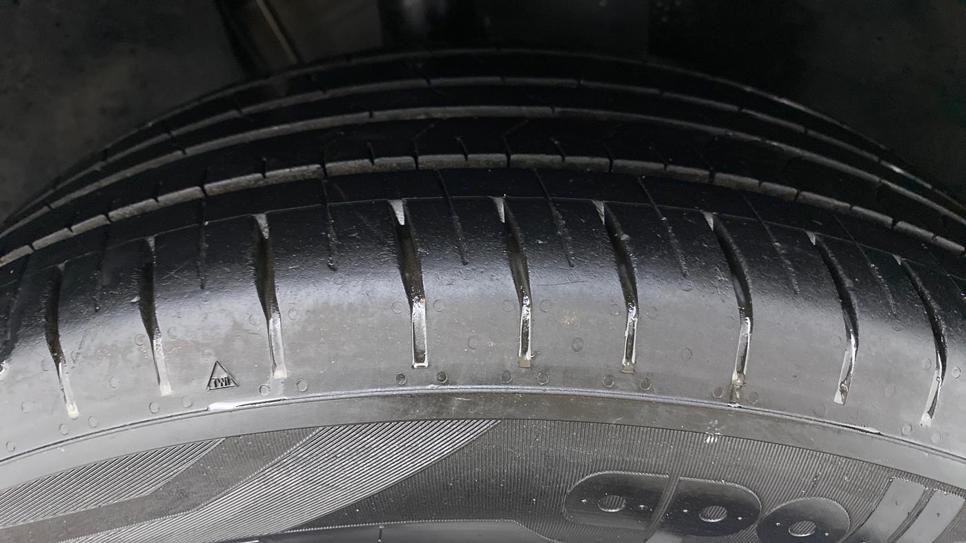 2021 Skoda KUSHAQ STYLE 1.0TSI AT, Petrol, Automatic, 14,897 km, Right Front Tyre Tread