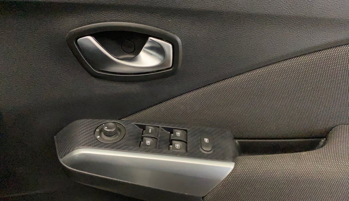 2019 Nissan Kicks XL 1.5, Petrol, Manual, 81,189 km, Driver Side Door Panels Control