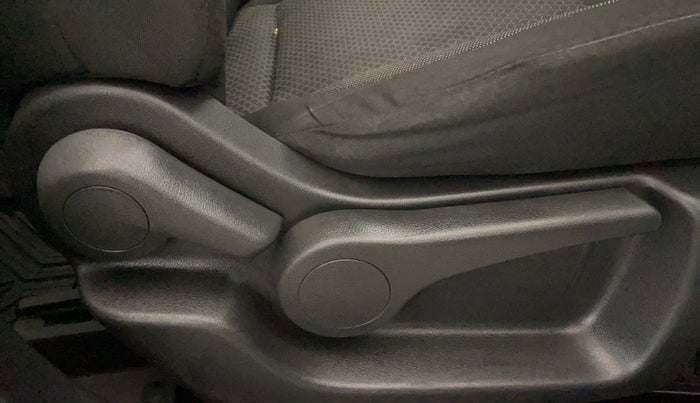 2019 Nissan Kicks XL 1.5, Petrol, Manual, 81,189 km, Driver Side Adjustment Panel