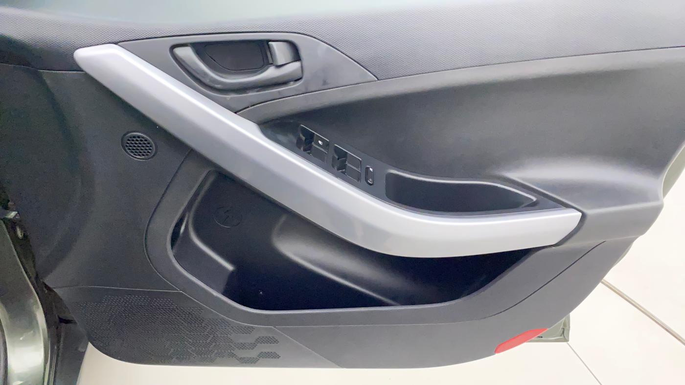 2022 Tata NEXON XM PLUS SUNROOF PETROL, Petrol, Manual, 5,661 km, Driver Side Door Panels Control