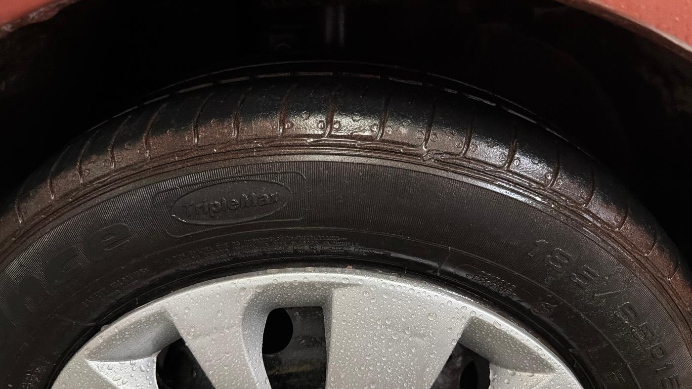 2015 Volkswagen Polo COMFORTLINE 1.2L, Petrol, Manual, 54,895 km, Left Front Tyre Tread