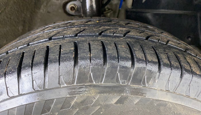 2016 Mahindra Kuv100 K6 6 STR, Petrol, Manual, 39,722 km, Right Front Tyre Tread