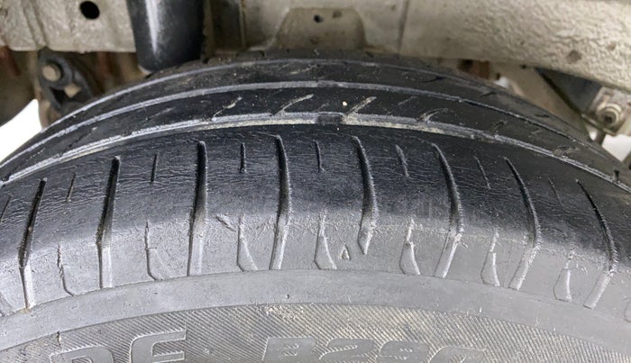 2016 Mahindra Kuv100 K6 6 STR, Petrol, Manual, 39,722 km, Right Rear Tyre Tread