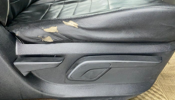 2016 Mahindra Kuv100 K6 6 STR, Petrol, Manual, 39,722 km, Driver Side Adjustment Panel