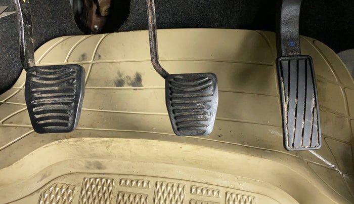 2016 Mahindra Kuv100 K6 6 STR, Petrol, Manual, 39,722 km, Pedals