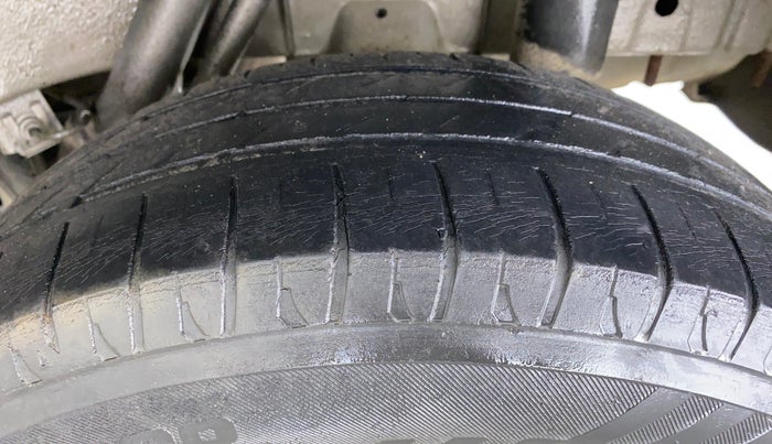 2016 Mahindra Kuv100 K6 6 STR, Petrol, Manual, 39,722 km, Left Rear Tyre Tread