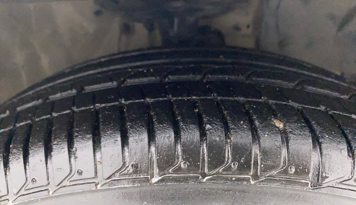 2011 Honda Jazz 1.2 L I-VTEC SELECT, Petrol, Manual, 1,00,386 km, Right Front Tyre Tread