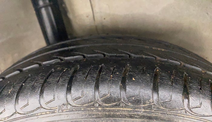 2011 Honda Jazz 1.2 L I-VTEC SELECT, Petrol, Manual, 1,00,386 km, Right Rear Tyre Tread