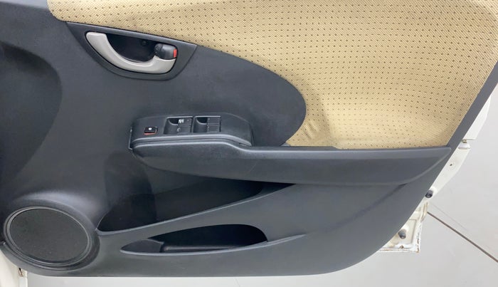 2011 Honda Jazz 1.2 L I-VTEC SELECT, Petrol, Manual, 1,00,386 km, Driver Side Door Panels Control