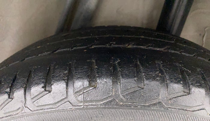 2011 Honda Jazz 1.2 L I-VTEC SELECT, Petrol, Manual, 1,00,386 km, Left Rear Tyre Tread