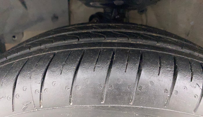 2011 Honda Jazz 1.2 L I-VTEC SELECT, Petrol, Manual, 1,00,386 km, Left Front Tyre Tread