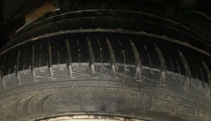 2013 Renault Duster RXL PETROL, Petrol, Manual, 1,35,055 km, Left Rear Tyre Tread