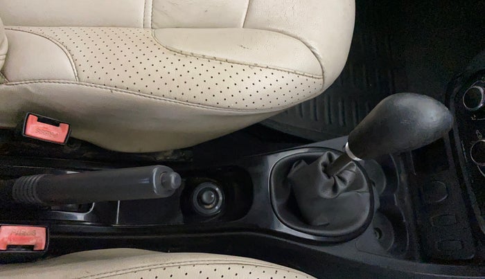 2013 Renault Duster RXL PETROL, Petrol, Manual, 1,35,055 km, Gear Lever