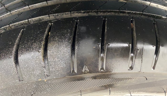 2015 Volkswagen Vento HIGHLINE DIESEL 1.5, Diesel, Manual, 1,04,054 km, Right Rear Tyre Tread