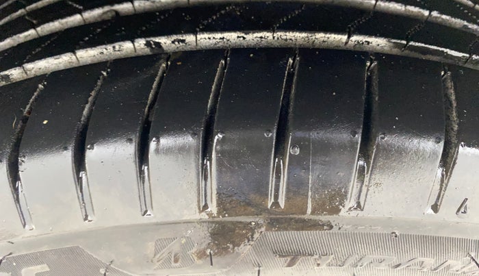 2015 Volkswagen Vento HIGHLINE DIESEL 1.5, Diesel, Manual, 1,04,054 km, Left Front Tyre Tread