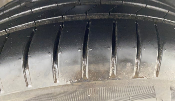 2015 Volkswagen Vento HIGHLINE DIESEL 1.5, Diesel, Manual, 1,04,054 km, Right Front Tyre Tread