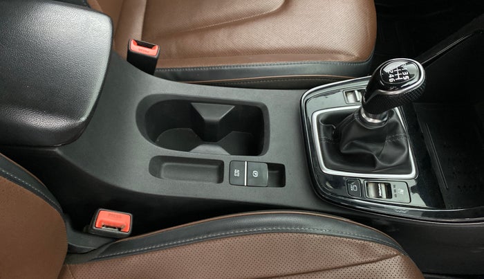 2022 Hyundai ALCAZAR 2.0 SIGNATURE MT 6STR, Petrol, Manual, 1,27,372 km, Gear Lever