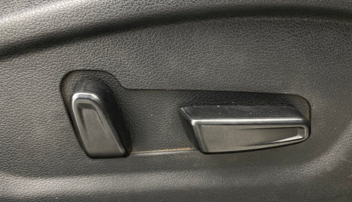 2022 Hyundai ALCAZAR 2.0 SIGNATURE MT 6STR, Petrol, Manual, 1,27,372 km, Driver Side Adjustment Panel