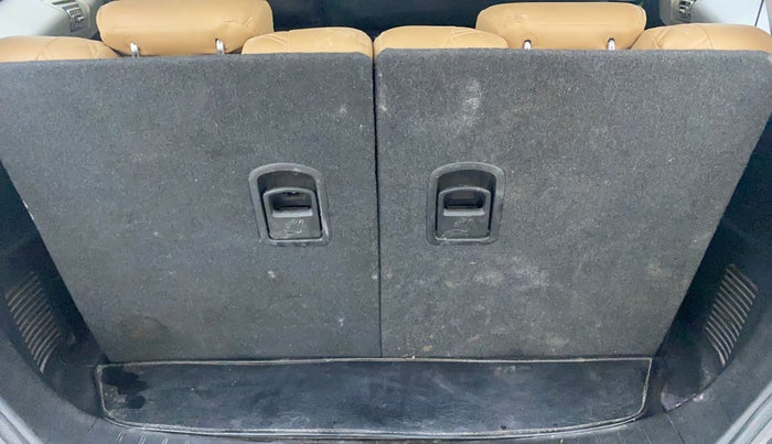 2019 Mahindra XUV500 W7, Diesel, Manual, 82,775 km, Boot Inside