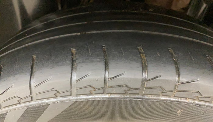 2020 Nissan Kicks XV 1.5, Petrol, Manual, 1,05,805 km, Left Rear Tyre Tread