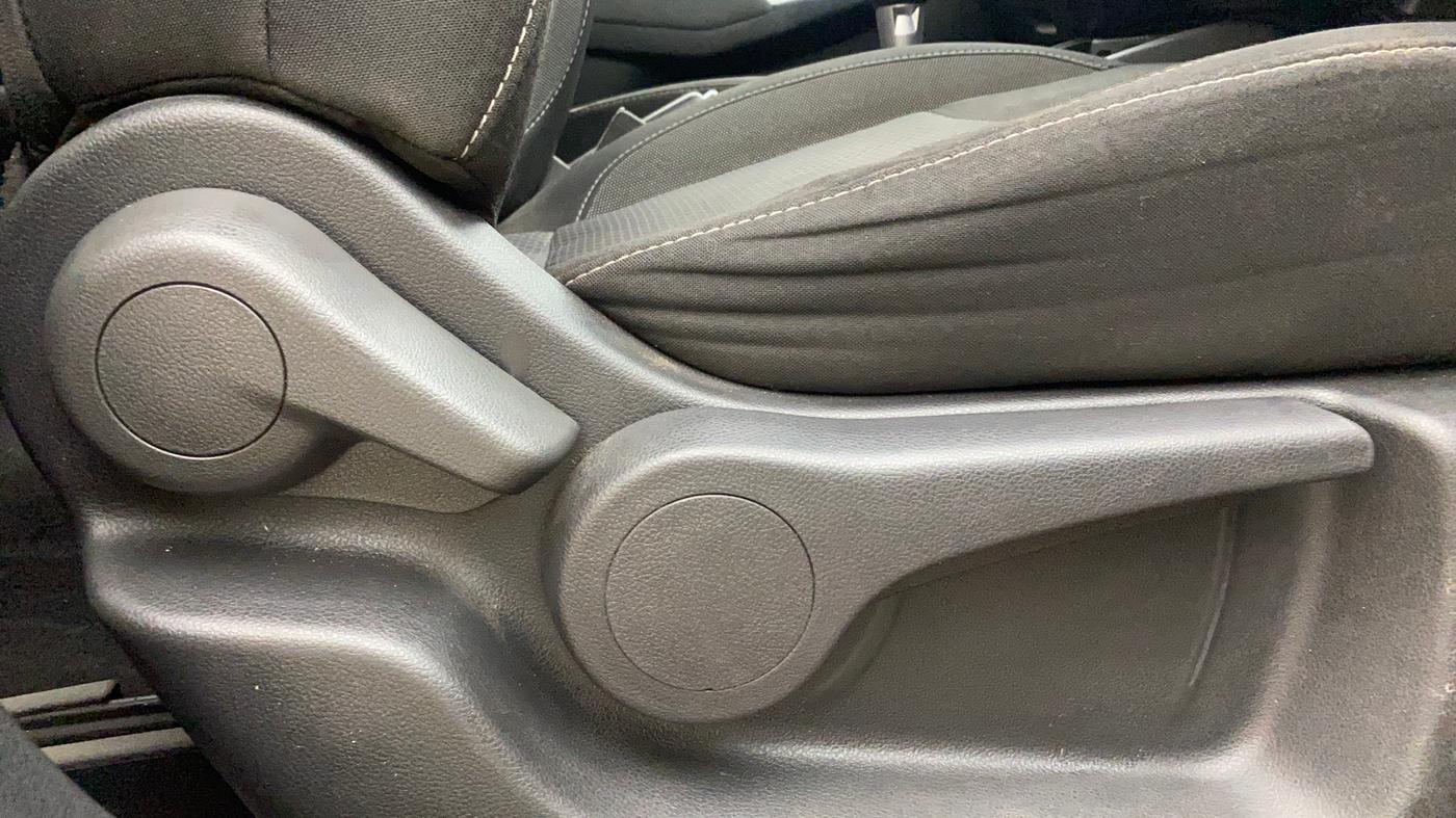 2020 Nissan Kicks XV 1.5, Petrol, Manual, 1,06,479 km, Driver Side Adjustment Panel