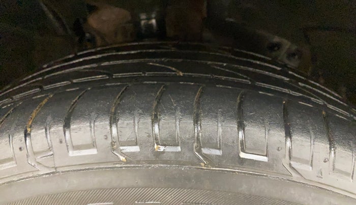 2020 Nissan Kicks XV 1.5, Petrol, Manual, 1,05,805 km, Right Front Tyre Tread