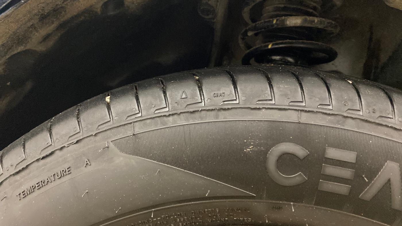 2017 Maruti IGNIS DELTA 1.2 AMT, Petrol, Automatic, 1,05,820 km, Left Front Tyre Tread