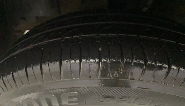 2015 Renault Kwid RXL, Petrol, Manual, 1,08,555 km, Left Front Tyre Tread