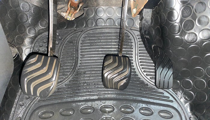 2015 Renault Kwid RXL, Petrol, Manual, 1,08,555 km, Pedals