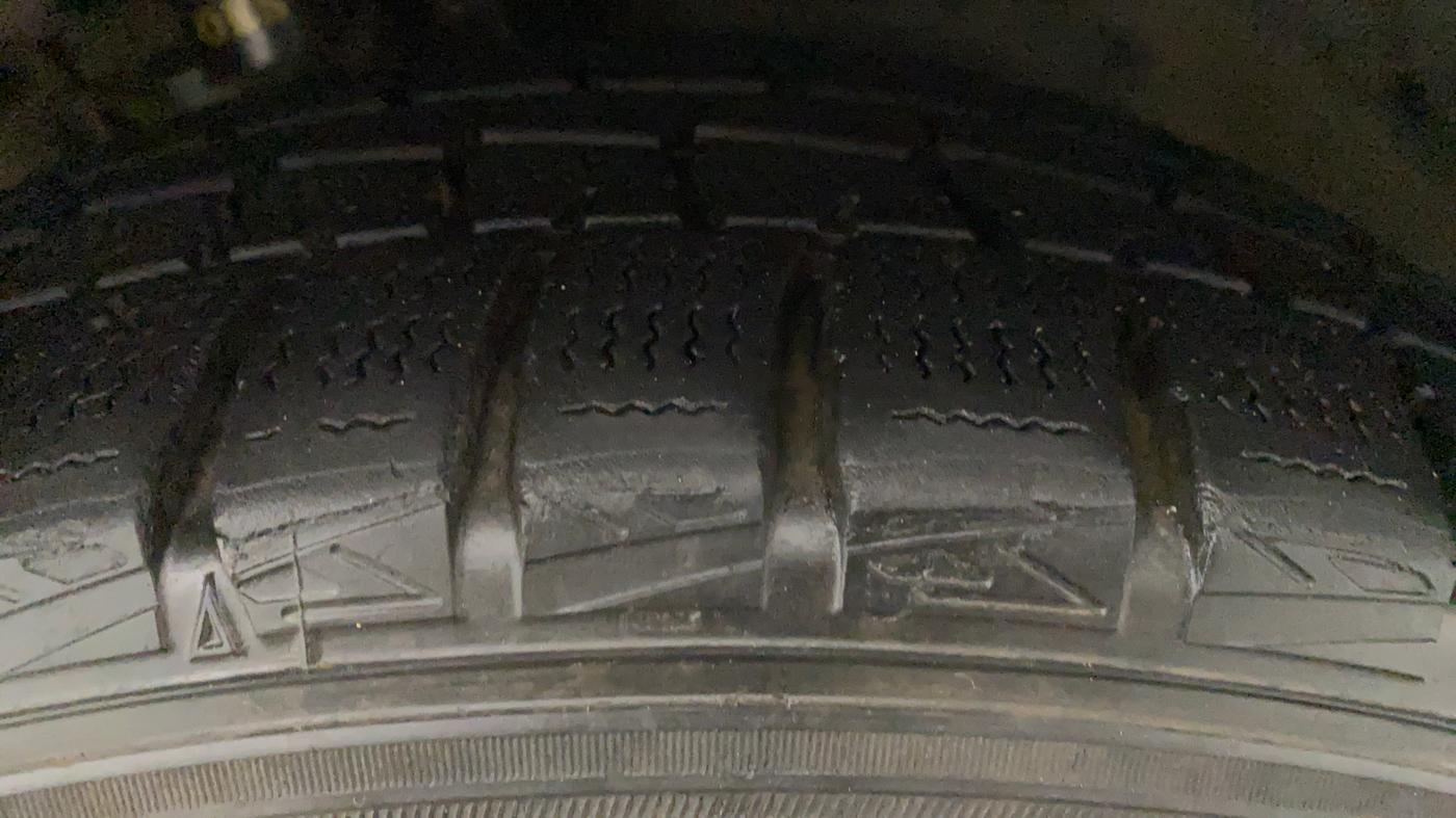2010 Volkswagen Vento HIGHLINE 1.6 MPI, Petrol, Manual, 52,080 km, Left Front Tyre Tread
