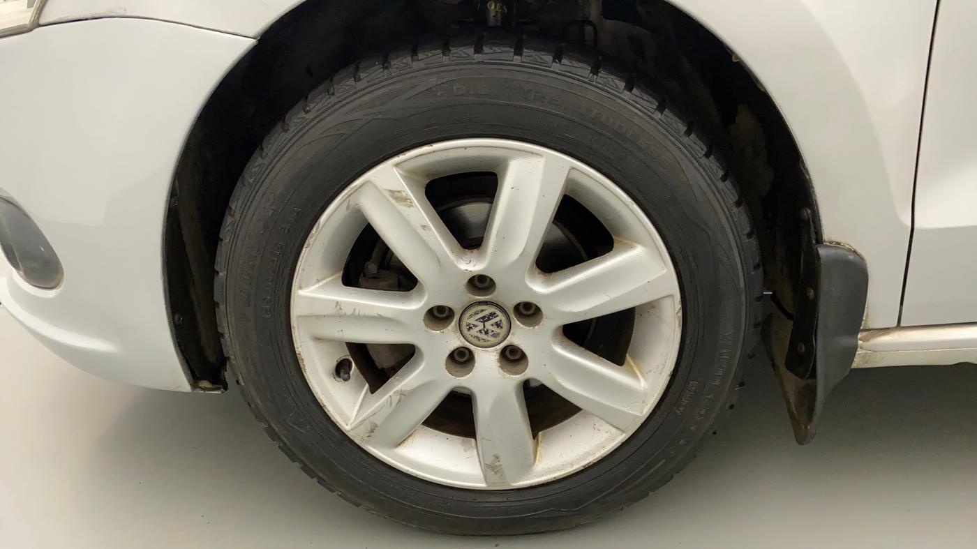 2010 Volkswagen Vento HIGHLINE 1.6 MPI, Petrol, Manual, 52,080 km, Left Front Wheel