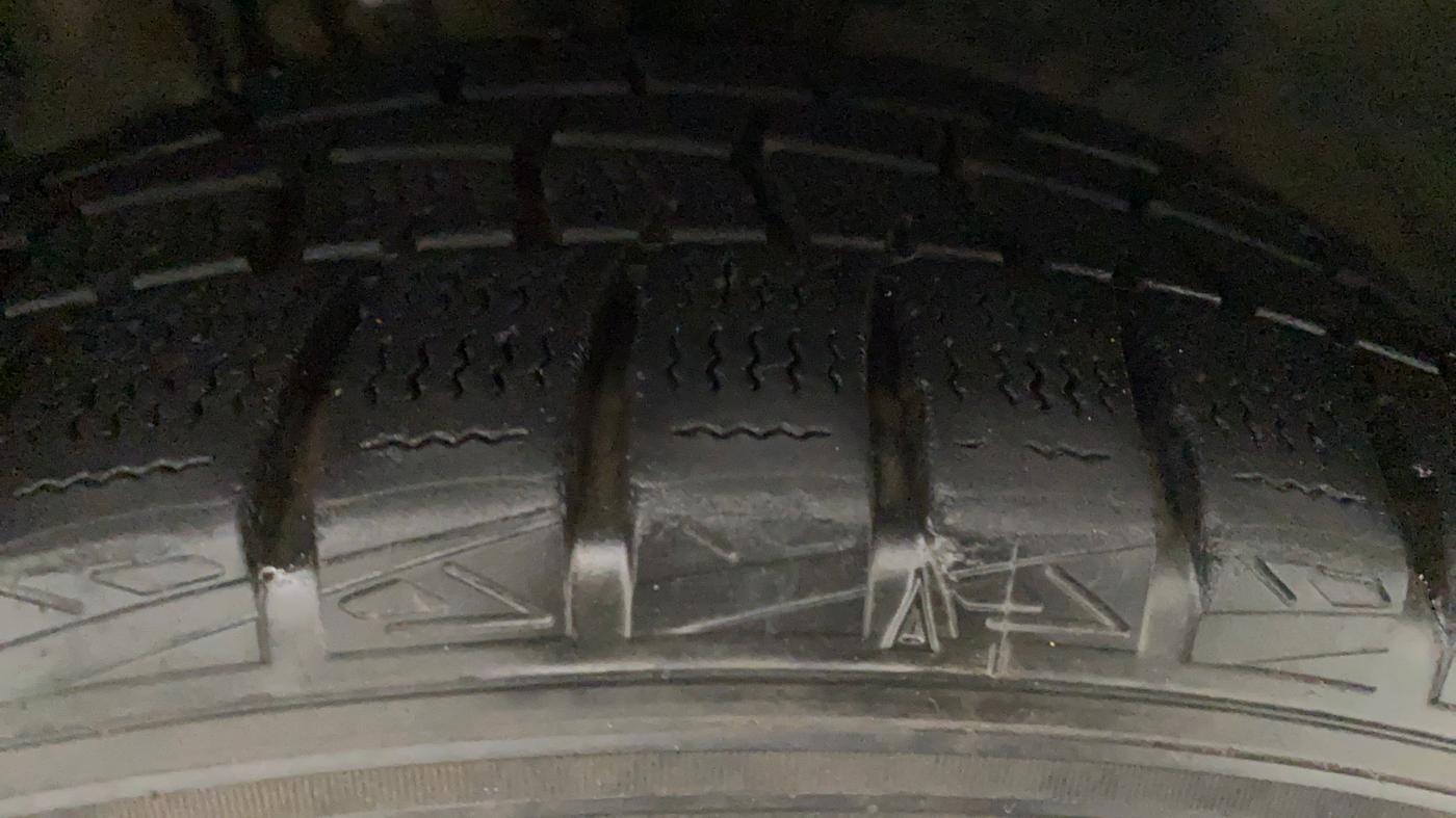 2010 Volkswagen Vento HIGHLINE 1.6 MPI, Petrol, Manual, 52,080 km, Right Front Tyre Tread