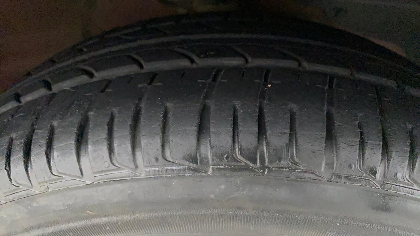 2018 Mahindra KUV 100 NXT K6+ P 6 STR, Petrol, Manual, 35,641 km, Right Front Tyre Tread