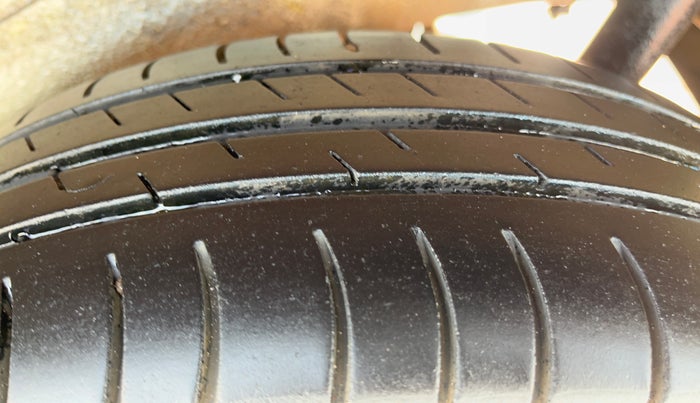 2015 Maruti Wagon R Stingray VXI, Petrol, Manual, 98,780 km, Left Rear Tyre Tread