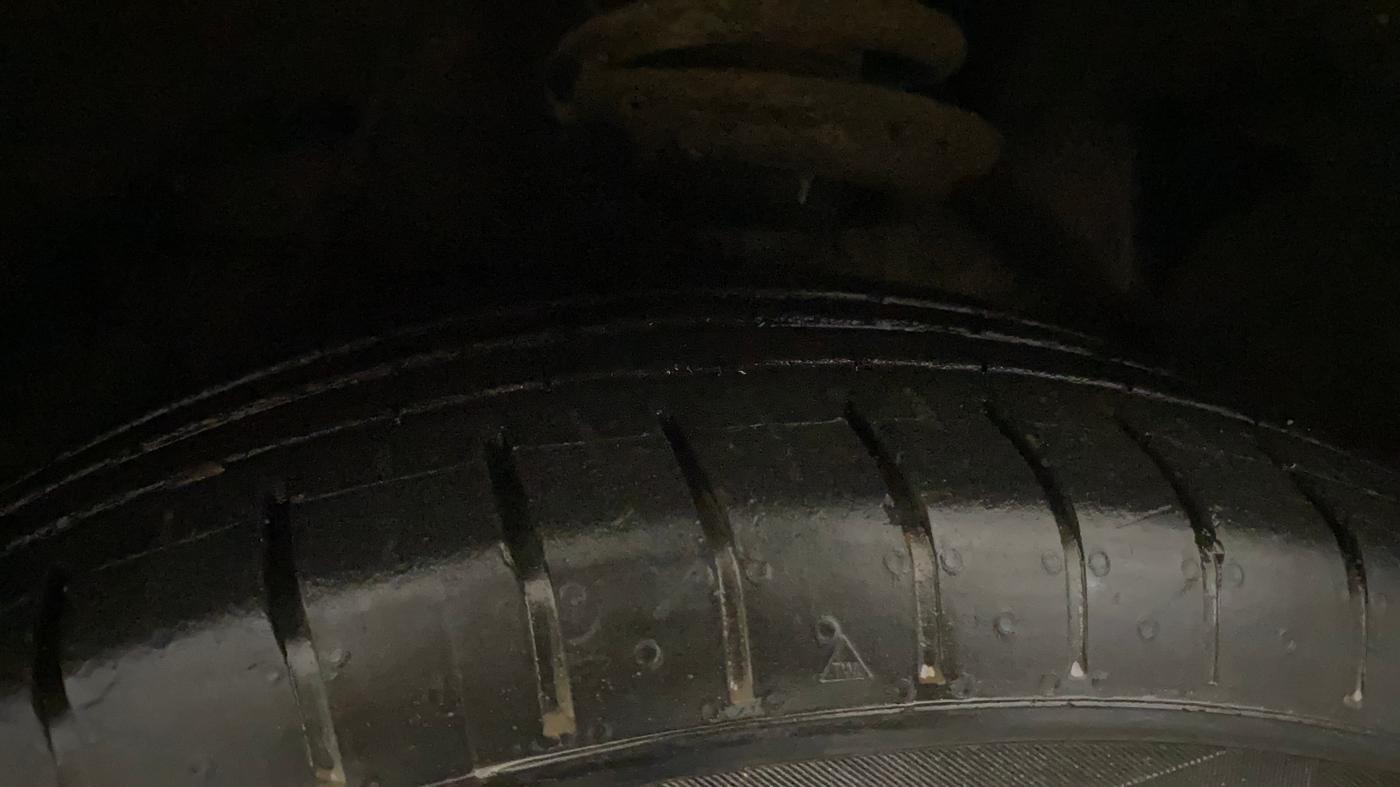 2022 Mahindra XUV300 W8 (O) 1.2 PETROL AMT, Petrol, Automatic, 39,378 km, Left Front Tyre Tread