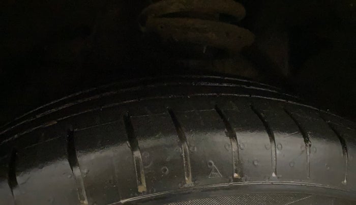 2022 Mahindra XUV300 W8 (O) 1.2 PETROL AMT, Petrol, Automatic, 39,378 km, Left Front Tyre Tread