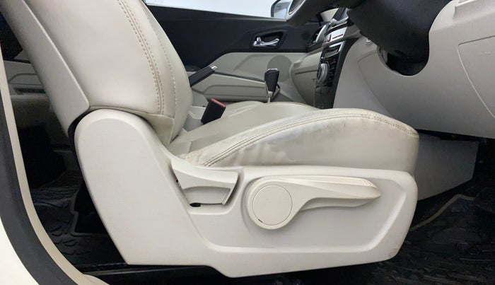 2022 Mahindra XUV300 W8 (O) 1.2 PETROL AMT, Petrol, Automatic, 39,378 km, Driver Side Adjustment Panel