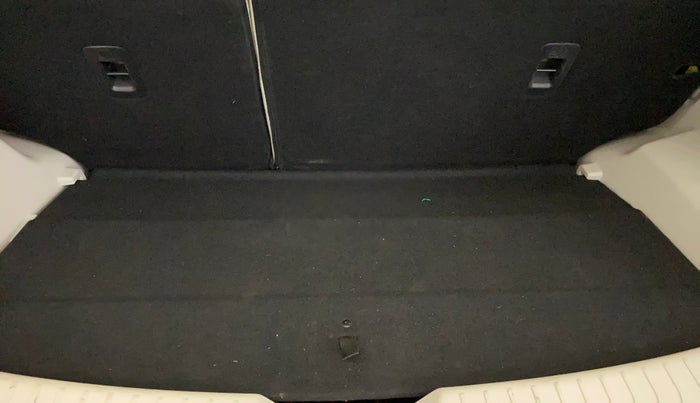 2022 Mahindra XUV300 W8 (O) 1.2 PETROL AMT, Petrol, Automatic, 39,378 km, Boot Inside