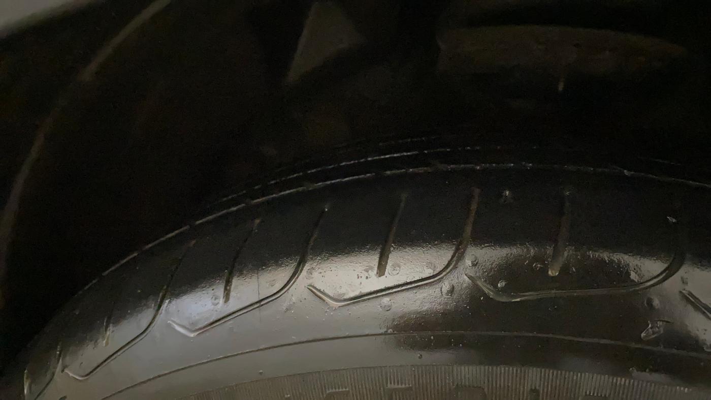 2022 Mahindra XUV300 W8 (O) 1.2 PETROL AMT, Petrol, Automatic, 39,378 km, Right Front Tyre Tread