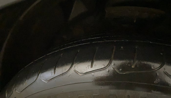 2022 Mahindra XUV300 W8 (O) 1.2 PETROL AMT, Petrol, Automatic, 39,378 km, Right Front Tyre Tread