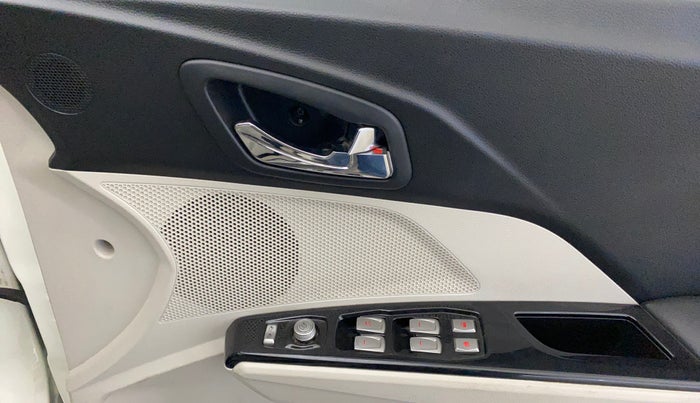 2022 Mahindra XUV300 W8 (O) 1.2 PETROL AMT, Petrol, Automatic, 39,378 km, Driver Side Door Panels Control
