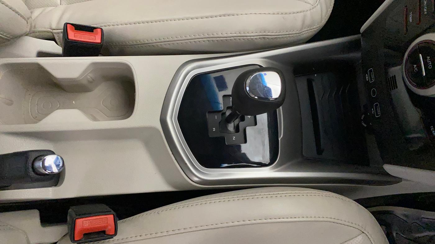 2022 Mahindra XUV300 W8 (O) 1.2 PETROL AMT, Petrol, Automatic, 39,378 km, Gear Lever