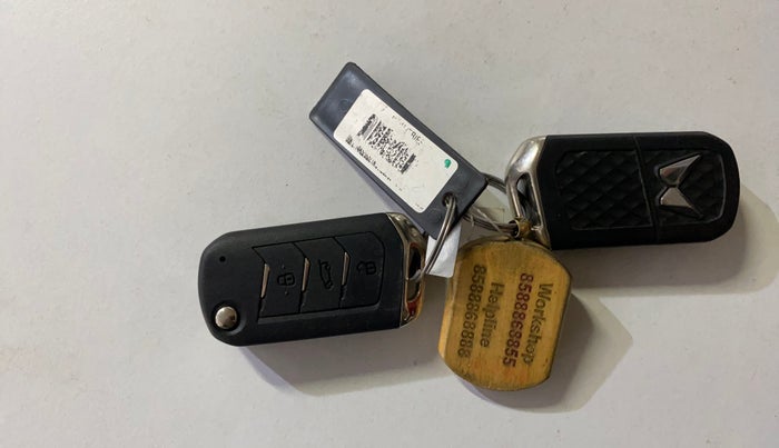 2022 Mahindra XUV300 W8 (O) 1.2 PETROL AMT, Petrol, Automatic, 39,378 km, Key Close Up