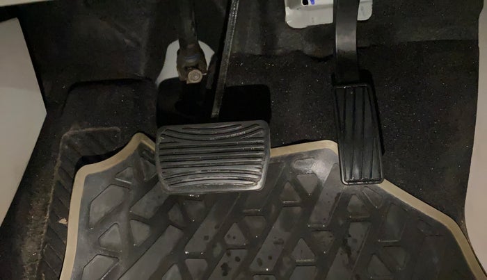 2022 Mahindra XUV300 W8 (O) 1.2 PETROL AMT, Petrol, Automatic, 39,378 km, Pedals