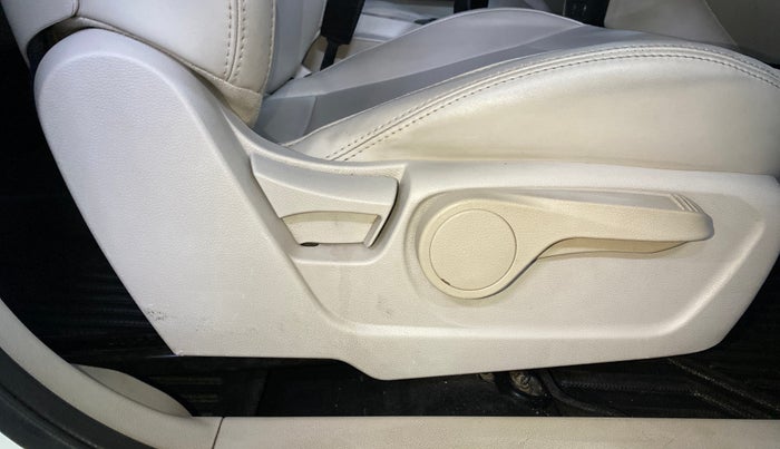 2022 Mahindra XUV300 W8 (O) 1.2 PETROL, Petrol, Manual, 61,570 km, Driver Side Adjustment Panel