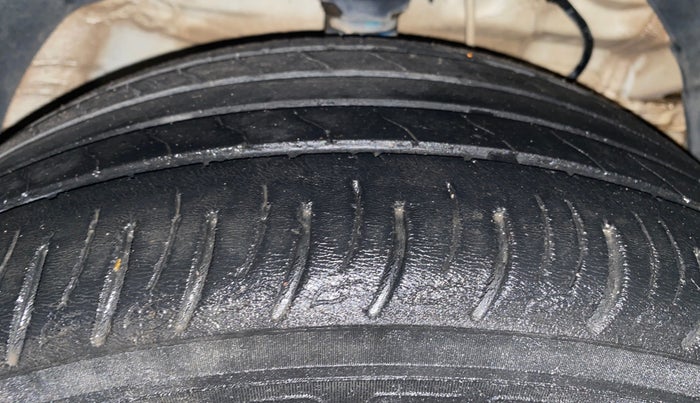 2022 Mahindra XUV300 W8 (O) 1.2 PETROL, Petrol, Manual, 61,570 km, Right Front Tyre Tread