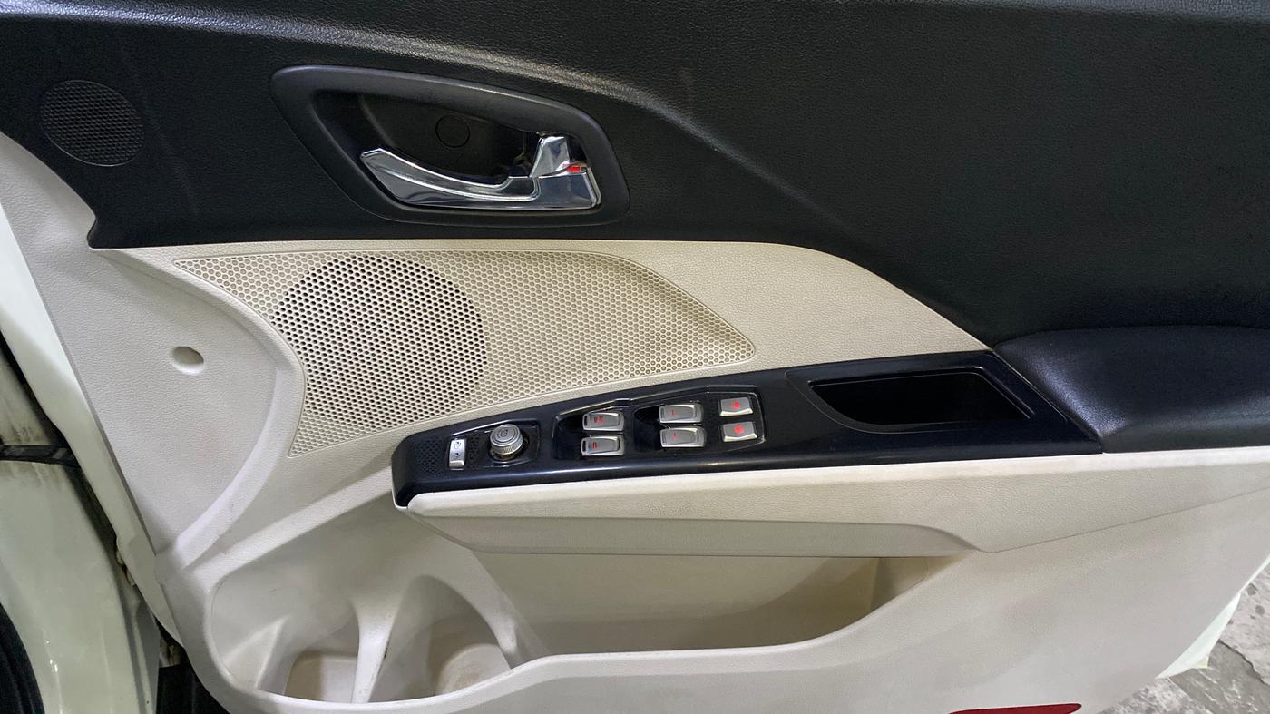 2022 Mahindra XUV300 W8 (O) 1.2 PETROL, Petrol, Manual, 61,570 km, Driver Side Door Panels Control