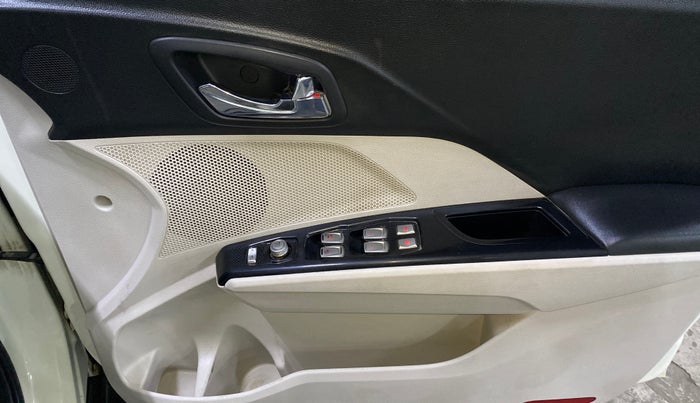 2022 Mahindra XUV300 W8 (O) 1.2 PETROL, Petrol, Manual, 61,570 km, Driver Side Door Panels Control